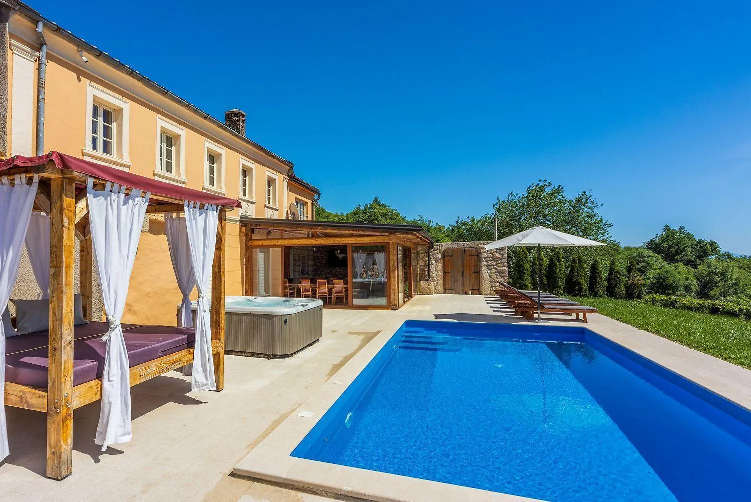 Feriehus Atemberaubende Villa Mit Whirlpool, Meerblick, Billard, Ping-Pong, Privatpool, Grill Bribir  Kroatien